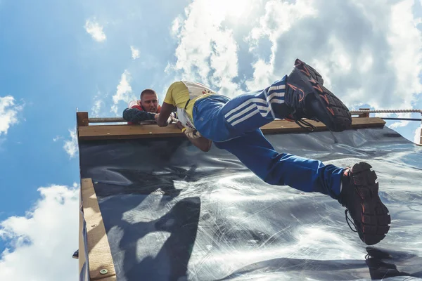 Rostov-on-Don / Rusya - Nisan 2018: organize takım ahşap yapılar ile zor arazi engelleri ile kum üzerinde çalıştırmak