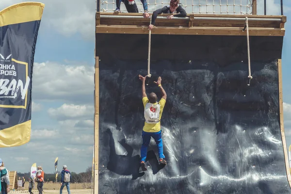 Rostov-on-Don / Rusya - Nisan 2018: organize takım ahşap yapılar ile zor arazi engelleri ile kum üzerinde çalıştırmak