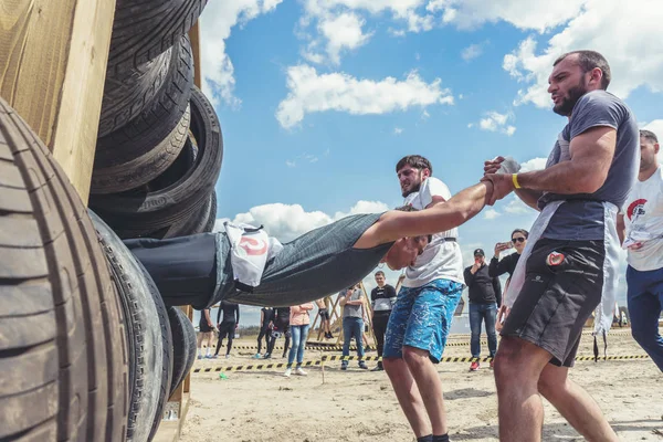 Rostov-on-Don / Rusya - Nisan 2018: organize takım ahşap yapılar ile zor arazi engelleri ile kum üzerinde çalıştırmak