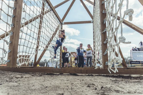 Rostov-on-Don / Rusya - Nisan 2018: organize takım ahşap yapılar ile zor arazi engelleri ile kum üzerinde çalıştırmak