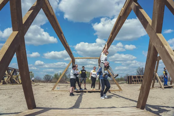 Rostov-on-Don / Rusya - Nisan 2018: organize takım ahşap yapılar ile zor arazi engelleri ile kum üzerinde çalıştırmak