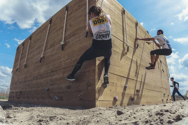 Rostov-on-Don / Rusya - Nisan 2018: organize takım ahşap yapılar ile zor arazi engelleri ile kum üzerinde çalıştırmak