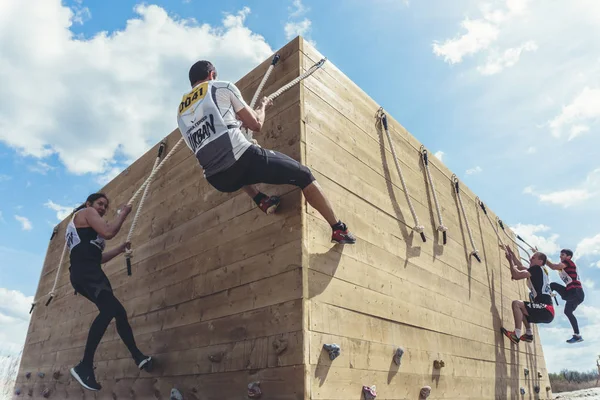 Rostov-on-Don / Rusya - Nisan 2018: organize takım ahşap yapılar ile zor arazi engelleri ile kum üzerinde çalıştırmak