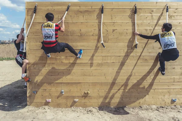 Rostov-on-Don / Rusya - Nisan 2018: organize takım ahşap yapılar ile zor arazi engelleri ile kum üzerinde çalıştırmak