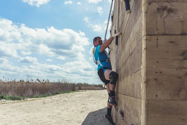 Rostov-on-Don / Rusya - Nisan 2018: organize takım ahşap yapılar ile zor arazi engelleri ile kum üzerinde çalıştırmak