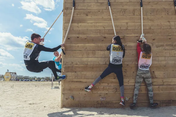 Rostov-on-Don / Rusya - Nisan 2018: organize takım ahşap yapılar ile zor arazi engelleri ile kum üzerinde çalıştırmak