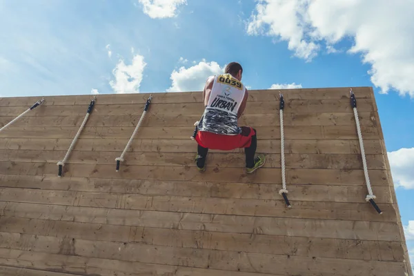 Rostov-on-Don / Rusya - Nisan 2018: organize takım ahşap yapılar ile zor arazi engelleri ile kum üzerinde çalıştırmak