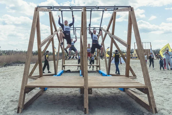 Rostov-on-Don / Rusya - Nisan 2018: organize takım ahşap yapılar ile zor arazi engelleri ile kum üzerinde çalıştırmak