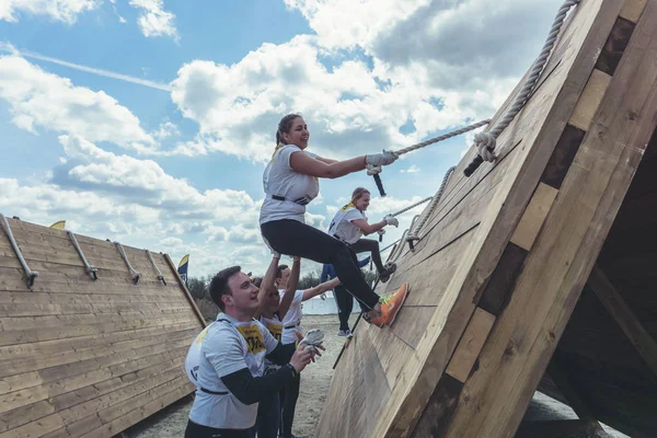 Rostov-on-Don / Rusya - Nisan 2018: organize takım ahşap yapılar ile zor arazi engelleri ile kum üzerinde çalıştırmak