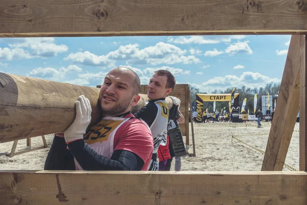 Rostov-on-Don / Rusya - Nisan 2018: organize takım ahşap yapılar ile zor arazi engelleri ile kum üzerinde çalıştırmak