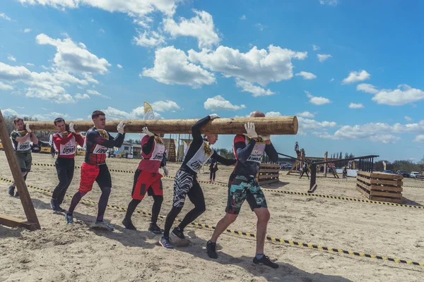 Rostov-on-Don / Rusya - Nisan 2018: organize takım ahşap yapılar ile zor arazi engelleri ile kum üzerinde çalıştırmak