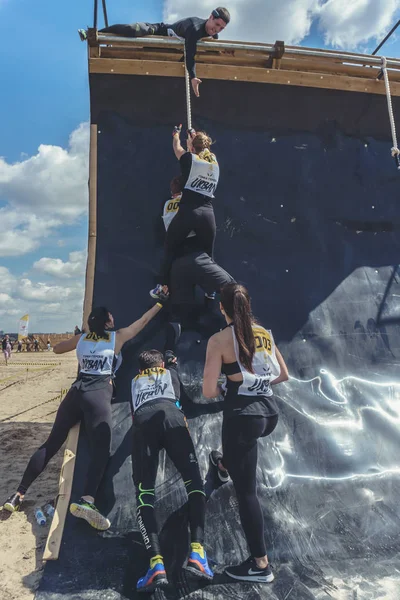 Rostov-on-Don / Rusya - Nisan 2018: organize takım ahşap yapılar ile zor arazi engelleri ile kum üzerinde çalıştırmak