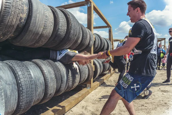 Rostov-on-Don / Rusya - Nisan 2018: organize takım ahşap yapılar ile zor arazi engelleri ile kum üzerinde çalıştırmak