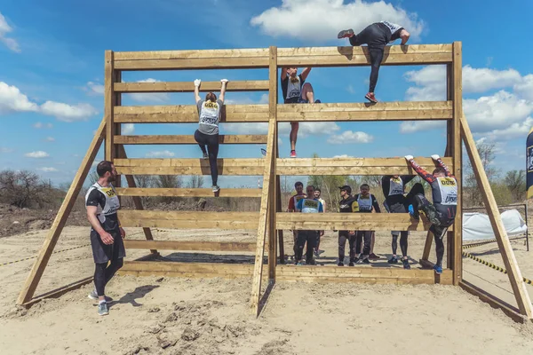 Rostov-on-Don / Rusya - Nisan 2018: organize takım ahşap yapılar ile zor arazi engelleri ile kum üzerinde çalıştırmak