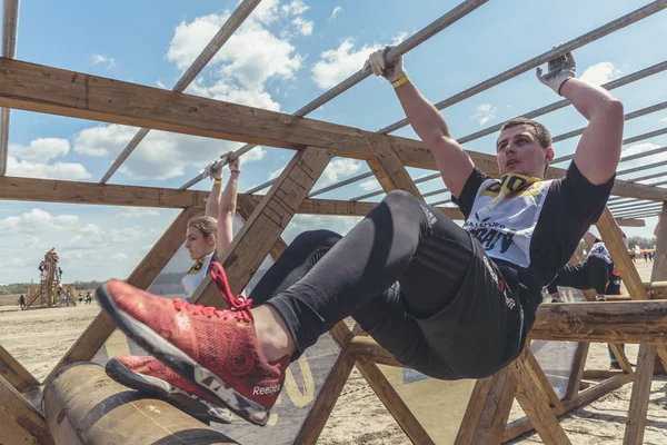 Rostov-on-Don / Rusya - Nisan 2018: organize takım ahşap yapılar ile zor arazi engelleri ile kum üzerinde çalıştırmak