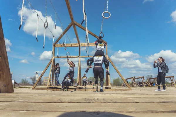 Rostov-on-Don / Rusya - Nisan 2018: organize takım ahşap yapılar ile zor arazi engelleri ile kum üzerinde çalıştırmak