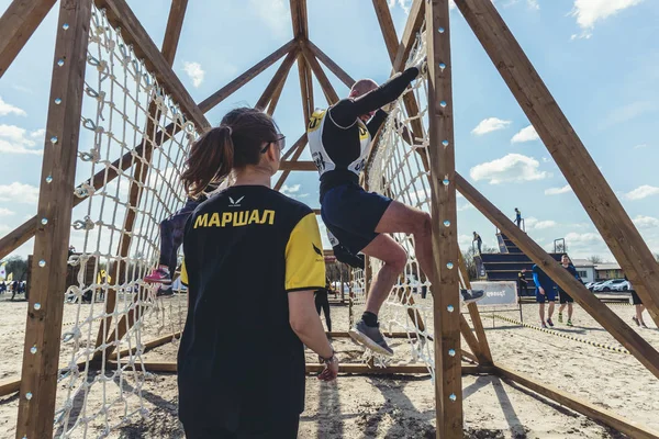 Rostov-on-Don / Rusya - Nisan 2018: organize takım ahşap yapılar ile zor arazi engelleri ile kum üzerinde çalıştırmak