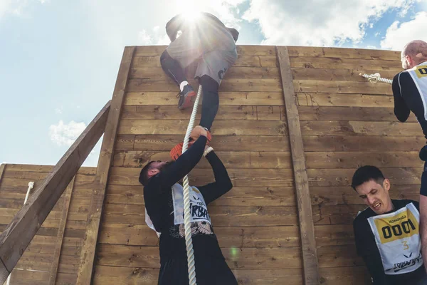 Rostov-on-Don / Rusya - Nisan 2018: organize takım ahşap yapılar ile zor arazi engelleri ile kum üzerinde çalıştırmak