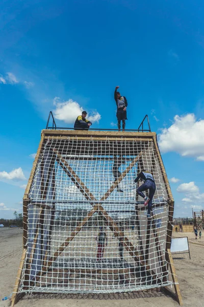 Rostov-on-Don / Rusya - Nisan 2018: organize takım ahşap yapılar ile zor arazi engelleri ile kum üzerinde çalıştırmak