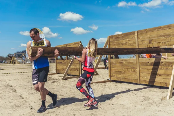 Rostov-on-Don / Rusya - Nisan 2018: organize takım ahşap yapılar ile zor arazi engelleri ile kum üzerinde çalıştırmak