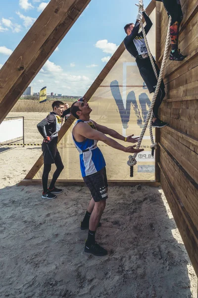 Rostov-on-Don / Rusya - Nisan 2018: organize takım ahşap yapılar ile zor arazi engelleri ile kum üzerinde çalıştırmak