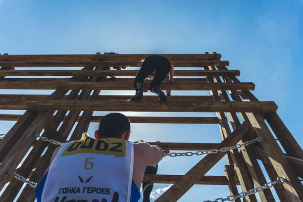 Rostov-on-Don / Rusya - Nisan 2018: organize takım ahşap yapılar ile zor arazi engelleri ile kum üzerinde çalıştırmak