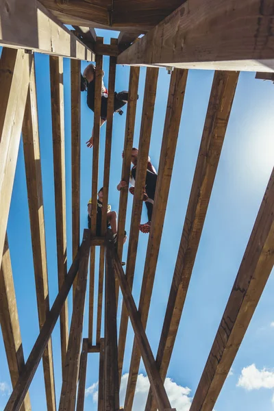 Rostov-on-Don / Rusya - Nisan 2018: organize takım ahşap yapılar ile zor arazi engelleri ile kum üzerinde çalıştırmak