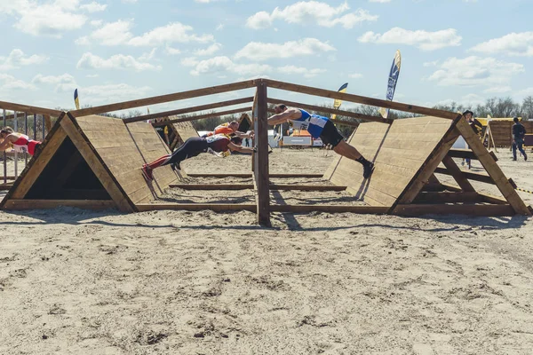 Rostov-on-Don / Rusya - Nisan 2018: organize takım ahşap yapılar ile zor arazi engelleri ile kum üzerinde çalıştırmak
