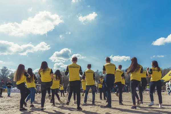 Rostov-on-Don / Rusya - Nisan 2018: organize takım ahşap yapılar ile zor arazi engelleri ile kum üzerinde çalıştırmak