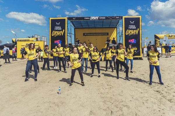 Rostov-on-Don / Rusya - Nisan 2018: organize takım ahşap yapılar ile zor arazi engelleri ile kum üzerinde çalıştırmak