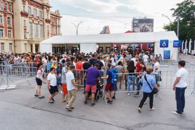 Rostov-on-Don / Rusya - 23 Haziran 2018: fanlar ve gönüllü bir sürü Rostov-on-Don sokaklar Kore-Meksika Dünya Kupası 2018 maçtan önce boyunca yürüme