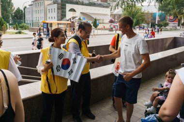 Rostov-on-Don / Rusya - 23 Haziran 2018: fanlar ve gönüllü bir sürü Rostov-on-Don sokaklar Kore-Meksika Dünya Kupası 2018 maçtan önce boyunca yürüme