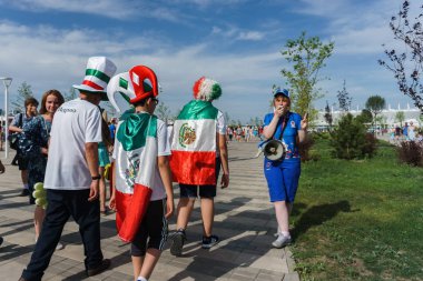 Rostov-on-Don / Rusya - 23 Haziran 2018: fanlar ve gönüllü bir sürü Rostov-on-Don sokaklar Kore-Meksika Dünya Kupası 2018 maçtan önce boyunca yürüme