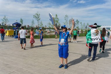 Rostov-on-Don / Rusya - 23 Haziran 2018: fanlar ve gönüllü bir sürü Rostov-on-Don sokaklar Kore-Meksika Dünya Kupası 2018 maçtan önce boyunca yürüme