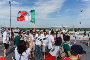 Rostov-on-Don / Rusya - 23 Haziran 2018: fanlar ve gönüllü bir sürü Rostov-on-Don sokaklar Kore-Meksika Dünya Kupası 2018 maçtan önce boyunca yürüme