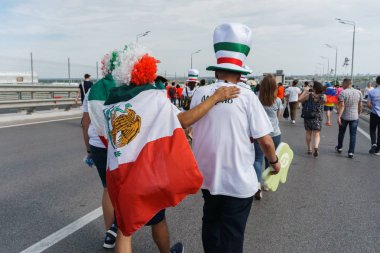 Rostov-on-Don / Rusya - 23 Haziran 2018: fanlar ve gönüllü bir sürü Rostov-on-Don sokaklar Kore-Meksika Dünya Kupası 2018 maçtan önce boyunca yürüme