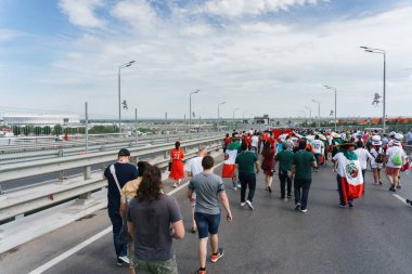 Rostov-on-Don / Rusya - 23 Haziran 2018: fanlar ve gönüllü bir sürü Rostov-on-Don sokaklar Kore-Meksika Dünya Kupası 2018 maçtan önce boyunca yürüme