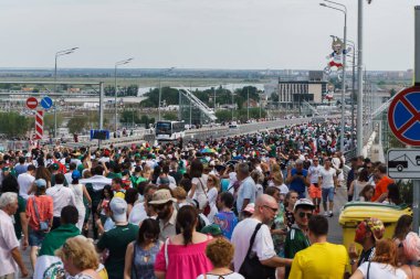 Rostov-on-Don / Rusya - 23 Haziran 2018: fanlar ve gönüllü bir sürü Rostov-on-Don sokaklar Kore-Meksika Dünya Kupası 2018 maçtan önce boyunca yürüme