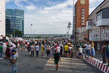 Rostov-on-Don / Rusya - 23 Haziran 2018: fanlar ve gönüllü bir sürü Rostov-on-Don sokaklar Kore-Meksika Dünya Kupası 2018 maçtan önce boyunca yürüme