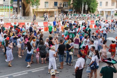 Rostov-on-Don / Rusya - 23 Haziran 2018: fanlar ve gönüllü bir sürü Rostov-on-Don sokaklar Kore-Meksika Dünya Kupası 2018 maçtan önce boyunca yürüme