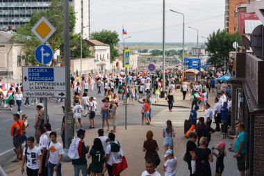 Rostov-on-Don / Rusya - 23 Haziran 2018: fanlar ve gönüllü bir sürü Rostov-on-Don sokaklar Kore-Meksika Dünya Kupası 2018 maçtan önce boyunca yürüme
