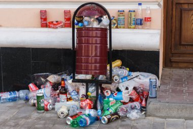 Rostov-on-Don / Rusya - Haziran 2018: birkaç bin kişi yürüyüş sırasında büyük bir şehrin sokaklarında kalabalık çöp testiler