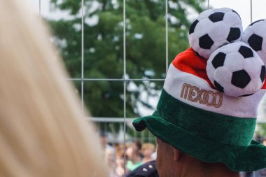 Rostov-on-Don / Rusya - 23 Haziran 2018: fanlar ve gönüllü bir sürü Rostov-on-Don sokaklar Kore-Meksika Dünya Kupası 2018 maçtan önce boyunca yürüme