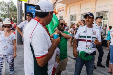 Rostov-on-Don / Rusya - 23 Haziran 2018: fanlar ve gönüllü bir sürü Rostov-on-Don sokaklar Kore-Meksika Dünya Kupası 2018 maçtan önce boyunca yürüme