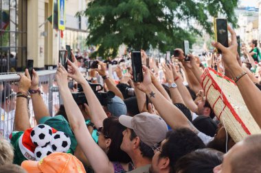 Rostov-on-Don / Rusya - 23 Haziran 2018: fanlar ve gönüllü bir sürü Rostov-on-Don sokaklar Kore-Meksika Dünya Kupası 2018 maçtan önce boyunca yürüme