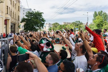 Rostov-on-Don / Rusya - 23 Haziran 2018: fanlar ve gönüllü bir sürü Rostov-on-Don sokaklar Kore-Meksika Dünya Kupası 2018 maçtan önce boyunca yürüme