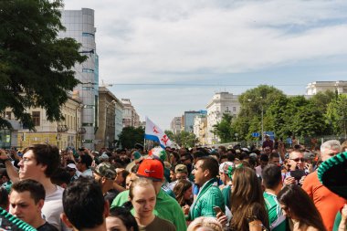Rostov-on-Don / Rusya - 23 Haziran 2018: fanlar ve gönüllü bir sürü Rostov-on-Don sokaklar Kore-Meksika Dünya Kupası 2018 maçtan önce boyunca yürüme