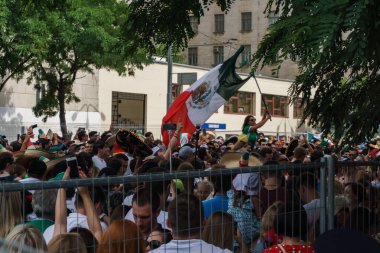 Rostov-on-Don / Rusya - 23 Haziran 2018: fanlar ve gönüllü bir sürü Rostov-on-Don sokaklar Kore-Meksika Dünya Kupası 2018 maçtan önce boyunca yürüme