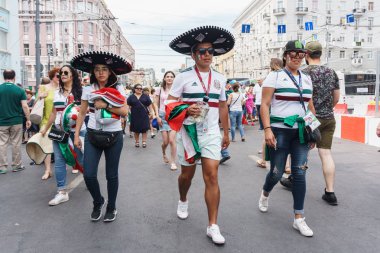 Rostov-on-Don / Rusya - 23 Haziran 2018: fanlar ve gönüllü bir sürü Rostov-on-Don sokaklar Kore-Meksika Dünya Kupası 2018 maçtan önce boyunca yürüme