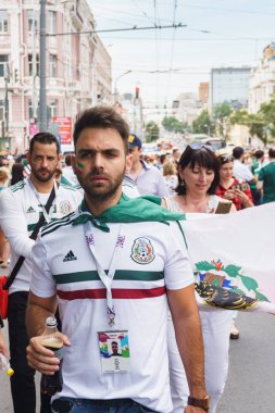 Rostov-on-Don / Rusya - 23 Haziran 2018: fanlar ve gönüllü bir sürü Rostov-on-Don sokaklar Kore-Meksika Dünya Kupası 2018 maçtan önce boyunca yürüme